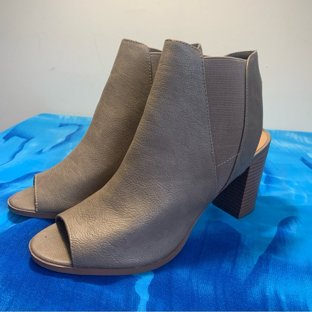 Peep Toe Booties Women’s Sz 8.5 3.5” heel